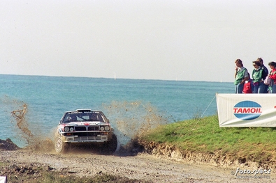 Juha Kankkunen - Juha Piironen
33º Rallye Sanremo - Rallye d'Italia 1991. Lancia Delta Integrale 16V (TO 99926R). Abandonó por la dirección del coche después de una salida de pista en SS3 Montalto 1 de 21.49 Km.

Foto en la super especial SS1 Ospedaletti de 1.26 km.

Del 12 al 17 de Octubre, Sanremo, Ligúria, Imperia, Italia.
Superficie: asfalto - tierra.

El Rally tenia un total de 2185.96 km de los que 572.91 km divididos en 31 tramos eran especiales (uno de ellos fue cancelado SS5 Castiglione Garfagnana de 9.67 km).

Tomaron la salida 87 equipos, finalizaron 40.@
Palabras clave: ;Lancia;Delta;Integrale;Sanremo;1991
