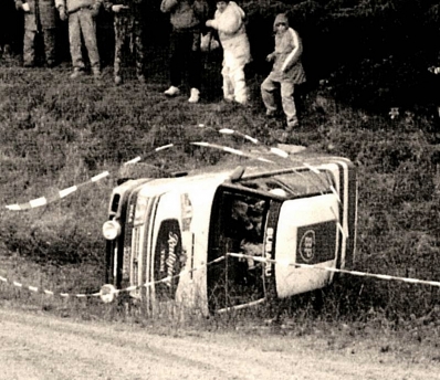 Markku Alen - Ilkka Kivimaki
47º Lombard RAC Rally 1991. Subaru Legacy RS (H66IFFC). Abandonó por accidente en SS31 Pundershaw de 39.98 km.

Del 24 al 28 de Noviembre, Harrogate, Yorkshire, Inglaterra.
Superficie: tierra.

El Rally tenia un total de 2355.31 Km de los que 565,51 Km divididos en 37 tramos eran especiales.

Se inscribieron 160 equipos, tomaron la salida 151, finalizaron 82.@
Palabras clave: Markku_Alen;Subaru;Legacy;RS;Gran_Bretaña;RAC_Rally;Lombard;1991;Crash