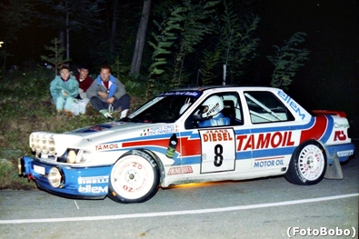 Gianfranco Cunico - Stefano Evangelisti
33º Rallye Sanremo - Rallye d'Italia 1991. Ford Sierra Cosworth 4x4. Abandonó por accidente en SS12 Molinelli de 15.19 Km.

Del 12 al 17 de Octubre, Sanremo, Ligúria, Imperia, Italia.
Superficie: asfalto - tierra.

El Rally tenia un total de 2185.96 km de los que 572.91 km divididos en 31 tramos eran especiales (uno de ellos fue cancelado SS5 Castiglione Garfagnana de 9.67 km).

Tomaron la salida 87 equipos, finalizaron 40.

© Alberto Anam
@
Palabras clave: ;Sanremo;Ford;Sierra;Cosworth;1991
