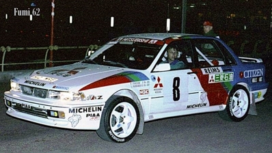 Kenneth Ericksson - Stefan Parmander
59º Rallye Automobile de Monte-Carlo 1991. Mitsubishi Galant VR-4 (H12 MRE). Abandonó sin combustible en SS19 Moulinet - La Bollène Vésubie 1 de 22.21 km.

Del 24 al 30 de Enero, Monte-Carlo.
Superficie: asfalto - nieve.

El Rally tenia un total de 3390.27 km de los que 628.64 km divididos en 27 tramos eran especiales.

Tomaron la salida 167 equipos, finalizaron 75.@
Palabras clave: ;Mitsubishi;Galant;Montecarlo;1991;Parque_Cerrado