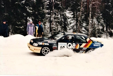 Gwyndaf Evans - Howard Davies
40º Internacional Suecia Rally 1991. Ford Sierra RS Cosworth 4x4 (G885 YAD). Abandonó por accidente en SS11 Skog de 16.78 km.

Del 16 al 18 de Febrero, Karlstad, Suecia.
Superficie: nieve - nieve.

El Rally tenia un total de 1475.10 km de los que 519.90 km divididos en 29 tramos eran especiales.

Se inscribieron 108 equipos, tomaron la salida 108, finalizaron 74.@
Palabras clave: Ford;Sierra;Cosworth;Suecia;1991;Nieve