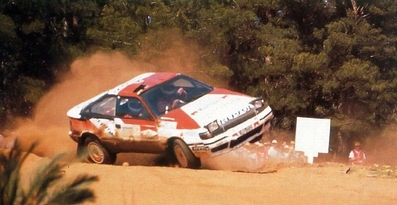 Carlos Sainz Cenamor - Lui­s Moya
4º Commonwealth Bank Rally Australia 1991. Toyota Celica GT-4 (ST165) (K-AM 4083). Abandonó por accidente en SS14 Bunnings Central de 6.33 Km.

Del 20 al 24 Septiembre, Perth, Australia.
Superficie: tierra.

El Rally tenia un total de 2,072.12 Km de los que 592.59 Km divididos en 39 tramos eran especiales.

Se inscribieron 59 equipos, tomaron la salida 59, finalizaron 36.

© Ricardo Muñoz Llorca
@
Palabras clave: ;Toyota;Celica;ST165;Australia;1991;crash