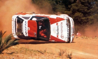 Carlos Sainz Cenamor - Lui­s Moya
4º Commonwealth Bank Rally Australia 1991. Toyota Celica GT-4 (ST165) (K-AM 4083). Abandonó por accidente en SS14 Bunnings Central de 6.33 Km.

Del 20 al 24 Septiembre, Perth, Australia.
Superficie: tierra.

El Rally tenia un total de 2,072.12 Km de los que 592.59 Km divididos en 39 tramos eran especiales.

Se inscribieron 59 equipos, tomaron la salida 59, finalizaron 36.

© Ricardo Muñoz Llorca
@
Palabras clave: ;Toyota;Celica;ST165;Australia;1991;crash