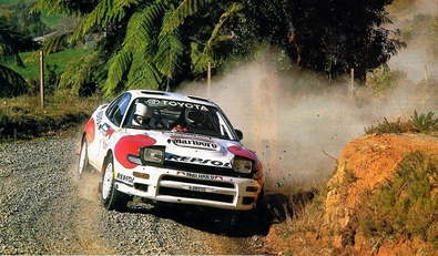 Carlos Sainz - Luis Moya
23ª Rothmans Rally New Zealand 1992. Toyota Celica Turbo 4WD -ST185- (K-AM 6196). Clasificado 1º.

Del 25 al 28 de Junio, Auckland, Nueva Zelanda.
Superficie: tierra.

El Rally tenía un total de 584.54 km cronometrados divididos en 38 tramos especiales.

Tomaron la salida 76 equipos, finalizaron 41.@
Palabras clave: ;Toyota;Celica;ST185;Nueva_Zelanda;1992