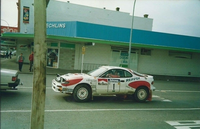 Carlos Sainz - Luis Moya
23ª Rothmans Rally New Zealand 1992. Toyota Celica Turbo 4WD -ST185- (K-AM 6196). Clasificado 1º.

Del 25 al 28 de Junio, Auckland, Nueva Zelanda.
Superficie: tierra.

El Rally tenía un total de 584.54 km cronometrados divididos en 38 tramos especiales.

Tomaron la salida 76 equipos, finalizaron 41.@
Palabras clave: ;Toyota;Celica;ST185;Nueva_Zelanda;1992