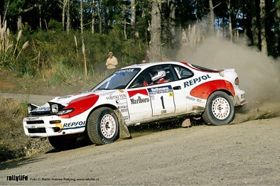 Carlos Sainz - Luis Moya
23ª Rothmans Rally New Zealand 1992. Toyota Celica Turbo 4WD -ST185- (K-AM 6196). Clasificado 1º.

Del 25 al 28 de Junio, Auckland, Nueva Zelanda.
Superficie: tierra.

El Rally tenía un total de 584.54 km cronometrados divididos en 38 tramos especiales.

Tomaron la salida 76 equipos, finalizaron 41.@
Palabras clave: ;Toyota;Celica;ST185;Nueva_Zelanda;1992