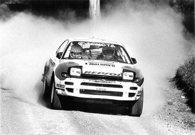 Carlos Sainz - Luis Moya
23ª Rothmans Rally New Zealand 1992. Toyota Celica Turbo 4WD -ST185- (K-AM 6196). Clasificado 1º.

Del 25 al 28 de Junio, Auckland, Nueva Zelanda.
Superficie: tierra.

El Rally tenía un total de 584.54 km cronometrados divididos en 38 tramos especiales.

Tomaron la salida 76 equipos, finalizaron 41.@
Palabras clave: ;Toyota;Celica;ST185;Nueva_Zelanda;1992