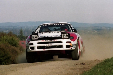 Carlos Sainz - Luis Moya
23ª Rothmans Rally New Zealand 1992. Toyota Celica Turbo 4WD -ST185- (K-AM 6196). Clasificado 1º.

Del 25 al 28 de Junio, Auckland, Nueva Zelanda.
Superficie: tierra.

El Rally tenía un total de 584.54 km cronometrados divididos en 38 tramos especiales.

Tomaron la salida 76 equipos, finalizaron 41.@
Palabras clave: ;Toyota;Celica;ST185;Nueva_Zelanda;1992