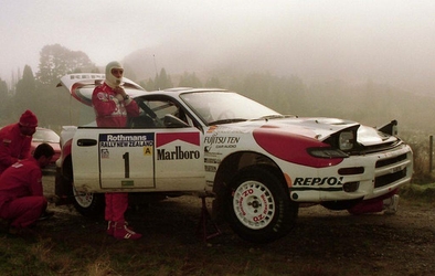 Carlos Sainz - Luis Moya
23ª Rothmans Rally New Zealand 1992. Toyota Celica Turbo 4WD -ST185- (K-AM 6196). Clasificado 1º.

Del 25 al 28 de Junio, Auckland, Nueva Zelanda.
Superficie: tierra.

El Rally tenía un total de 584.54 km cronometrados divididos en 38 tramos especiales.

Tomaron la salida 76 equipos, finalizaron 41.@
Palabras clave: ;Toyota;Celica;ST185;Nueva_Zelanda;1992