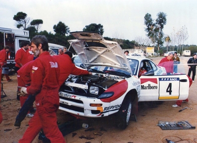 Asistencia del Equipo Toyota Team Europe en el 28º Rallye Catalunya-Costa Brava 1992. 
En el Toyota Celica Turbo 4WD -ST185- (K-AM 2134) de Carlos Sainz - Luis Moya, clasificado 1º.
Foto: Service before Lloret Verd.

Del 8 al 11 de Noviembre, Lloret de Mar, Girona, Catalunya, España.
Superficie: asfalto - tierra.

El Rally tenia un total de 1,505.08 Km de los que 519.65 Km divididos en 29 tramos eran especiales, (uno de ellos fue cancelado SS7).

Se inscribieron 79 equipos, tomaron la salida 74, finalizaron 31.

© Joan Al.
@
Palabras clave: ;Toyota;Celica;Catalunya;1992;Asistencias