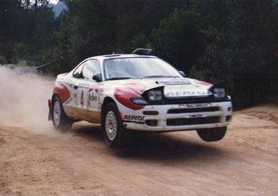 Carlos Sainz Cenamor - Luís Rodríguez Moya
28º Rallye Catalunya - Costa Brava - Rallye de España 1992. Toyota Celica Turbo 4WD -ST185- (K-AM 2134). Clasificado 1º.
Toyota Team Europe
Tramo: Lloret Verd de 8.80 km.

Del 8 al 11 de Noviembre, Lloret de Mar, Girona, Catalunya, España.
Superficie: asfalto - tierra.

El Rally tenia un total de 1,505.08 Km de los que 519.65 Km divididos en 29 tramos eran especiales, (uno de ellos fue cancelado SS7).

Se inscribieron 79 equipos, tomaron la salida 74, finalizaron 31.

© Joan Al.
@@
Palabras clave: Toyota;Celica;Catalunya;España;Spain;1992;ST185