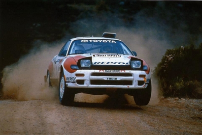 Carlos Sainz Cenamor - Luís Rodríguez Moya
28º Rallye de España - Catalunya - Costa Brava 1992. Toyota Celica Turbo 4WD -ST185- (K-AM 2134). Clasificado 1º.

Del 8 al 11 de Noviembre, Lloret de Mar, Girona, Catalunya, España.
Superficie: asfalto - tierra.

El Rally tenia un total de 1,505.08 Km de los que 519.65 Km divididos en 29 tramos eran especiales, (uno de ellos fue cancelado SS7).

Se inscribieron 79 equipos, tomaron la salida 74, finalizaron 31.@
Palabras clave: ;Toyota;Celica;Catalunya;1992
