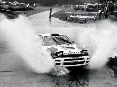 Carlos Sainz Cenamor - Lui­s Moya
48º Lombard RAC Rally 1992. Toyota Celica Turbo 4WD ST185 (K-AM 2163). Clasificado 1º.

Del 22 al 25 de Noviembre, Chester, Cheshire, Inglaterra.
Superficie: tierra.

El Rally tenia un total de 2596.53 km de los que 565.41 km divididos en 34 tramos eran especiales (una de ellas fue cancelada SS24 Kershope de 33.03 Km).

Se inscribieron 162 equipos, tomaron la salida 157, finalizaron 101.@
Palabras clave: ;Toyota;Celica;ST185;Gran_Bretaña;1992;RAC_Rally;Inglaterra
