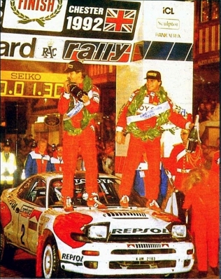Carlos Sainz Cenamor - Lui­s Moya
48º Lombard RAC Rally 1992. Toyota Celica Turbo 4WD ST185 (K-AM 2163). Clasificado 1º.

Del 22 al 25 de Noviembre, Chester, Cheshire, Inglaterra.
Superficie: tierra.

El Rally tenia un total de 2596.53 km de los que 565.41 km divididos en 34 tramos eran especiales (una de ellas fue cancelada SS24 Kershope de 33.03 Km).

Se inscribieron 162 equipos, tomaron la salida 157, finalizaron 101.@
Palabras clave: ;Toyota;Celica;ST185;Gran_Bretaña;1992;RAC_Rally;Personajes;Inglaterra