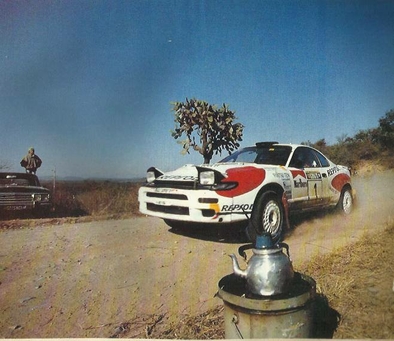 Carlos Sainz - Luis Moya
12º Rally YPF Argentina 1992. Toyota Celica Turbo 4WD -ST185- (K-AM 1694). Clasificado 2º.

Del 22 al 25 de Julio, Tucuman, Argentina.
Superficie: tierra.

El Rally tenia un total de 1818.61 km de los que 458.19 km divididos en 28 tramos eran especiales (5 de ellas fueron canceladas, SS5 San Pablo - San Javier de 23,58 Km, SS13 Yunca Suma - Alpachiri 1 de 29,56 Km, SS21 Singuil - Las Chacritas 2 de 30,50 Km, SS22 Yunca Suma - Alpachiri 2 de 29,56 Km y SS24 Timbo Viejo - El Cadillal 2 de 8,07 Km).

Tomaron la salida 82 equipos, finalizaron 32.
@
Palabras clave: ;Toyota;Celica;ST185;Argentina;1992