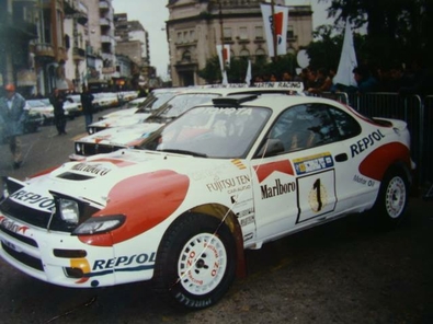 Carlos Sainz - Luis Moya
12º Rally YPF Argentina 1992. Toyota Celica Turbo 4WD -ST185- (K-AM 1694). Clasificado 2º.

Del 22 al 25 de Julio, Tucuman, Argentina.
Superficie: tierra.

El Rally tenia un total de 1818.61 km de los que 458.19 km divididos en 28 tramos eran especiales (5 de ellas fueron canceladas, SS5 San Pablo - San Javier de 23,58 Km, SS13 Yunca Suma - Alpachiri 1 de 29,56 Km, SS21 Singuil - Las Chacritas 2 de 30,50 Km, SS22 Yunca Suma - Alpachiri 2 de 29,56 Km y SS24 Timbo Viejo - El Cadillal 2 de 8,07 Km).

Tomaron la salida 82 equipos, finalizaron 32.
@
Palabras clave: ;Toyota;Celica;ST185;Argentina;1992