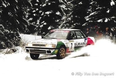 Colin McRae - Derek Ringer
41º International Suecia Rally 1992. Subaru Legacy RS (H641 JBW). Clasificado 2º.

Del 12 al 17 de Febrero, Karlstad, Suecia.
Superficie: nieve - hielo.

El Rally tenia un total de 1673.00 Km de los que 571.19 Km divididos en 31 tramos eran especiales.

Se inscribieron 94 equipos, tomaron la salida 94, finalizaron 46.

© Filip Van Den Bogaert
@
Palabras clave: ;Subaru;Legacy;Suecia;1992;Nieve