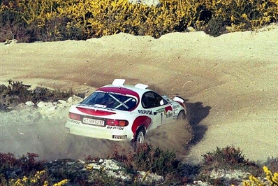 Carlos Sainz Cenamor - Luis Moya
26º Rallye de Portugal - Vinho do Porto 1992. Toyota Celica Turbo 4WD -ST185- (K-AM 8202). Clasificado 3º.

Del 3 al 7 de Marzo, Portugal.
Superficie: tierra.

El Rally tenia un total de 2211.17 km de los que 577.38 km divididos en 40 tramos, eran especiales.

Se inscribieron 114 equipos, tomaron la salida 100, finalizaron 31.@
Palabras clave: ;Toyota;Celica;ST185;1992;Portugal