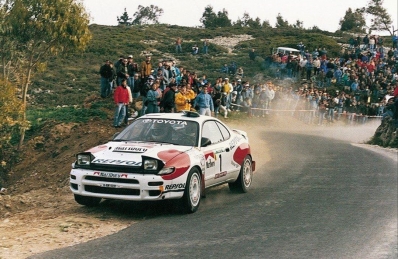Carlos Sainz Cenamor - Lui­s Moya
26º Rallye de Portugal - Vinho do Porto 1992. Toyota Celica Turbo 4WD -ST185- (K-AM 8202). Clasificado 3º.

Del 3 al 7 de Marzo, Portugal.
Superficie: tierra.

El Rally tenia un total de 2211.17 km de los que 577.38 km divididos en 40 tramos, eran especiales.

Se inscribieron 114 equipos, tomaron la salida 100, finalizaron 31.@
Palabras clave: ;Toyota;Celica;ST185;1992;Portugal