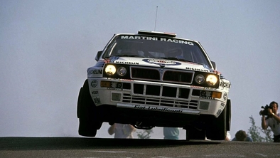 Andrea Aghini - Sauro Farnocchia
36º Tour de Corse - Rallye de France 1992. Lancia Delta HF Integrale (TO 45702S). Clasificado 6º.

Del 2 al 7 de Mayo, Ajaccio, Corcega, Francia.
Superficie: asfalto.

El Rally tenia un total de 1,164.22 Km de los que 618.37 Km divididos en 27 tramos eran especiales, (las 4 últimas fueron canceladas, SS24 Liamone - Ambiegna de 43.93 Km, SS25 Suarella - Col de Marcuccio de 25.21 Km, SS26 Bicchisano - Pila Canale de 14.47 Km, SS27 de 25.12 Km, debido a un accidente en el estadio de fútbol de Bastia en el que fallecieron 18 aficionados, D.E.P. / R.I.P.).

Se inscribieron 107 equipos, tomaron la salida 107, finalizaron 47.@
Palabras clave: ;Lancia;Delta;Integrale;Corcega;1992;Corse