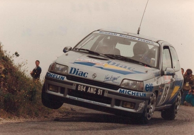 Jean Ragnotti - Gilles Thimonier
36º Tour de Corse - Rallye de France 1992. Renault Clio 16V (694 ANC 91). Clasificado 9º.
Société Diac

Del 2 al 7 de Mayo, Ajaccio, Corcega, Francia.
Superficie: asfalto.

El Rally tenia un total de 1164.22 Km de los que 618.37 Km divididos en 27 tramos eran especiales.

Las 4 últimas fueron canceladas, SS24 Liamone - Ambiegna de 43.93 Km, SS25 Suarella - Col de Marcuccio de 25.21 Km, SS26 Bicchisano - Pila Canale de 14.47 Km, SS27 de 25.12 Km, debido a un accidente en el estadio de fútbol de Bastia en el que fallecieron 18 aficionados, D.E.P. / R.I.P.

Se inscribieron 107 equipos, tomaron la salida 107, finalizaron 47.
@
Palabras clave: ;Renault;Clio;Corse;Corcega;1992