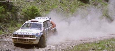 Carlos Sainz Cenamor - Luis Moya
40º Acrópolis Rally 1993. Lancia Delta HF Integrale (TO 73023T). Clasificado 2º.
Jolly Club

Del 29 de Mayo al  2 de Junio, Atenas, Grecia.

El Rally tenia un total de 1652.38 km de los que 545.39 km divididos en 36 tramos, eran especiales.

Tomaron la salida 93 equipos, finalizaron 46.@
Palabras clave: Lancia;Delta;Integrale;Grecia;Acropolis;1993