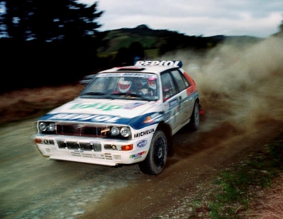 Carlos Sainz Cenamor - Luís Rodríguez Moya
23º Rothmans Rally de Nueva Zelanda 1993. Lancia Delta HF Integrale (TO 73023T). Clasificado 4º.
Jolly Club

Del 5 al 8 de Agosto, Auckland.
Superficie: tierra.

El Rally tenia un total de 2032.17 km de los que 562.74 km divididos en 36 tramos eran especiales.

Seinscribieron 75 equipos, tomaron la salida 75, finalizaron 46.@
Palabras clave: Lancia;Delta;Integrale;Nueva_Zelanda;1993