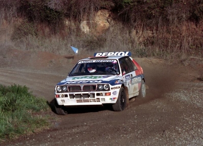 Carlos Sainz Cenamor - Luís Rodríguez Moya
23º Rothmans Rally de Nueva Zelanda 1993. Lancia Delta HF Integrale (TO 73023T). Clasificado 4º.
Jolly Club

Del 5 al 8 de Agosto, Auckland.
Superficie: tierra.

El Rally tenia un total de 2032.17 km de los que 562.74 km divididos en 36 tramos eran especiales.

Seinscribieron 75 equipos, tomaron la salida 75, finalizaron 46.@
Palabras clave: Lancia;Delta;Integrale;Nueva_Zelanda;1993