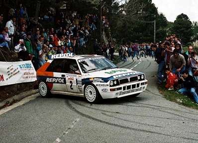 Carlos Sainz Cenamor - Luis Moya
37º Tour de Corse - Rallye de France 1993. Lancia Delta HF Integrale (TO 81821T). Clasificado 4º.

Del 1 al 5 de Mayo, Ajaccio, Córcega, Francia.
Superficie: asfalto.

El Rally tenia un total de 1,130.95 Km de los que 556.42 Km divididos en 24 tramos eran especiales.

Se inscribieron 92 equipos, tomaron la salida 85, finalizaron 44.@
Palabras clave: ;Luis_Moya;Lancia;Delta;Integrale;Corcega;1993;Corse
