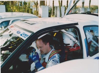 Massimo (Miki) Biaison
29º Rallye Catalunya - Costa Brava - Rallye de España 1993. Ford Escort RS Cosworth (K746 GOO). Clasificado 4º.
Copiloto Tiziano Siviero.

Del 1 al 4 de Noviembre, Lloret de Mar, Girona, Catalunya, España.
Superficie: asfalto.

El Rally tenia un total de 1750.85 km de los que 513.60 km divididos en 29 tramos eran especiales.

Se inscribieron 100 equipos, tomaron la salida 95, finalizaron 39.

© Joan Al
@
Palabras clave: ;Ford;Escort;Cosworth;Catalunya;Costa_Brava;1993;Personajes;Spain;España