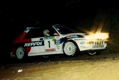 Carlos Sainz Cenamor - Luis Moya
27º Rallye de Portugal - Vinho do Porto 1993. Lancia Delta HF Integrale (TO 73023T). Abandonó al volcar en SS22 Montim 2 de 5.00 Km.
Jolly Club

Del 3 al 6 de Marzo, Portugal.
Superficie: asfalto - tierra.

El Rally tenia un total de 2164.91 km de los que 576.13 km divididos en 38 tramos eran especiales (una de ellas fue cancelada SS10 Caramulo de 14.08 Km).

Se inscribieron 90 equipos, tomaron la salida 84, finalizaron 32.@
Palabras clave: Lancia;Delta;Integrale;Portugal;1992