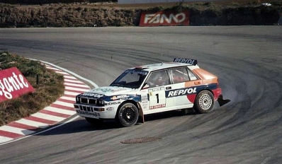 Carlos Sainz Cenamor - Lui­s Moya
27º Rallye de Portugal - Vinho do Porto 1993. Lancia Delta HF Integrale (TO 73023T). Abandonó al volcar en SS22 Montim 2 de 5.00 Km.
Jolly Club

Del 3 al 6 de Marzo, Portugal.
Superficie: asfalto - tierra.

El Rally tenia un total de 2164.91 km de los que 576.13 km divididos en 38 tramos eran especiales (una de ellas fue cancelada SS10 Caramulo de 14.08 Km).

Se inscribieron 90 equipos, tomaron la salida 84, finalizaron 32.@
Palabras clave: Lancia;Delta;Integrale;Portugal;1992