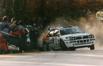 Carlos Sainz Cenamor - Lui­s Moya
35º Rallye Sanremo 1993. Lancia Delta HF Integrale (TO 81832T).
Terminó en 2ª posición, pero después de un control fue excluido por combustible ilegal.

Del 11 al 13 de Octubre, Sanremo, Liguria, Imperia, Italia.
Superfice: asfalto.

El Rally tenia un total de 1706.46 km de los que 548.90 km divididos en 28 tramos eran especiales, (una de ellas fue cancelada SS6 Campoligure de 28.20 km).

Se inscribieron 127 equipos, tomaron la salida 120, finalizaron 57.@
Palabras clave: ;Lancia;Delta;Sanremo;1993;Integrale;