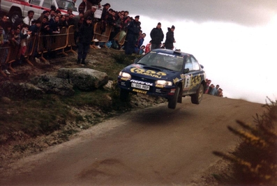 Carlos Sainz Cenamor - Luis Moya
29º TAP Rallye de Portugal 1995. Subaru Impreza 555 (L555 REP). Clasificado 1º.

Del 8 al 10 de Marzo, Figueira da Foz, Coimbra, Portugal.
Superficie: tierra.

El Rally tenia un total de 1,689.99 Km de los que 482.87 Km divididos en 33 tramos eran especiales (2 de ellos fueron cancelados SS24 y SS27 Secarias 1 y 2 de 7.91 Km, total 15.82 km cancelados).

Se inscribieron 120 equipos,tomaron la salida 114, finalizaron 39.@
Palabras clave: ;Luis_Moya;Subaru;Impreza;Portugal;1995