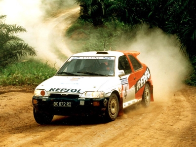 Carlos Sainz Cenamor - Luà­s Moya
21º Bank Utama Rally Indonesia 1996. Ford Escort RS Cosworth (BK 872 RI). Clasificado 1º.
Ford Motor Co. Ltd.

Del 10 al 12 de Mayo, Medan.
Superficie: tierra.

El Rally se dividia en 3 etapas con 452.29 km cronometrados divididos en 27 tramos especiales.

Tomaron la salida 63 equipos, finalizaron 29.@@
Palabras clave: Ford;Escort;Cosworth;Indonesia;1996