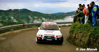 Carlos Sainz Cenamor - Luís Moya
38º Rallye Sanremo - Rallye d'Italia 1996. Ford Escort RS Cosworth (N5 FMC). Clasificado 2º.
Ford Motor Co. Ltd.

Del 13 al 16. 10 de Octubre, Sanremo, Liguria, Imperia, Italia.
Superficie: asfalto - tierra.

El Rally tenia un total de 1958.12 km de los que 413.32 km divididos en 18 tramos eran especiales (una de ellas fue cancelada SS1 Nerbisci 1 de 32.17 Km a causa del fuerte accidente de Tommi Mäkinen - Seppo Harjanne del que por suerte salieron ilesos).

Tomaron la salida 108 equipos, finalizaron 47.

© Jan Marek
@
Palabras clave: Luis_Moya;Ford;Escort;Cosworth;Sanremo;1996