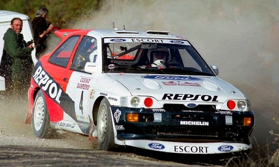 Carlos Sainz Cenamor - Luís Rodríguez Moya
38º Rallye Sanremo - Rallye d'Italia 1996. Ford Escort RS Cosworth (N5 FMC). Clasificado 2º.

Del 13 al 16. 10 de Octubre, Sanremo, Liguria, Imperia, Italia.
Superficie: asfalto - tierra.

El Rally tenia un total de 1958.12 km de los que 413.32 km divididos en 18 tramos eran especiales (una de ellas fue cancelada SS1 Nerbisci 1 de 32.17 Km a causa del fuerte accidente de Tommi Mäkinen - Seppo Harjanne del que por suerte salieron ilesos).

Tomaron la salida 108 equipos, finalizaron 47.@
Palabras clave: ;Luis_Moya;Ford;Escort;Cosworth;Sanremo;1996