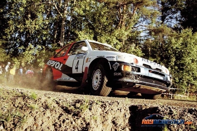 Carlos Sainz Cenamor - Luís Rodríguez Moya
46º Neste 1000 Lakes Rally 1996. Ford Escort RS Cosworth (N5 FMC). Abandonó por problemas mecánicos en SS9 Herajarvi de 8.97 Km.

Del 23 al 26 de Agosto, Jyväskylä, Finlandia.
Superficie: tierra.

El Rally tenia un total de 1452.41 Km de los que 478.93 Km divididos en 29 tramos eran especiales.
Uno de ellos fue cancelado, SS1 Harju de 2.52 Km, a causa del accidente de coche con dorsal 65 en el que un espectador falleció y 36 resultaron heridos.

Se inscribieron 120 equipos, tomaron la salida 116, finalizaron 60.@
Palabras clave: ;Finlandia;Ford;Escort;Cosworth;1996