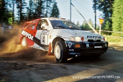 Carlos Sainz Cenamor - Luís Rodríguez Moya
46º Neste 1000 Lakes Rally 1996. Ford Escort RS Cosworth (N5 FMC). Abandonó por problemas mecánicos en SS9 Herajarvi de 8.97 Km.

Del 23 al 26 de Agosto, Jyväskylä, Finlandia.
Superficie: tierra.

El Rally tenia un total de 1452.41 Km de los que 478.93 Km divididos en 29 tramos eran especiales.
Uno de ellos fue cancelado, SS1 Harju de 2.52 Km, a causa del accidente de coche con dorsal 65 en el que un espectador falleció y 36 resultaron heridos.

Se inscribieron 120 equipos, tomaron la salida 116, finalizaron 60.@
Palabras clave: ;Finlandia;Ford;Escort;Cosworth;1996