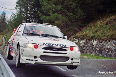 Carlos Sainz Cenamor - Luis Moya
39º Rallye Sanremo - Rallye d'Italia 1997. Ford Escort WRC (R1 FMC). Clasificado 4º.

Del 12 al 15 de Octubre, Sanremo.
Superficie: asfalto.
El Rally tenia un total de 1,365.91 Km de los que 396.21 Km divididos en 25 tramos eran especiales, (3 de ellos fueron cancelados SS1 Poggio de 2.09 Km, SS2 S.Romolo 1 de 10.02 Km y SS19 Baiardo 2 de 10.47 Km).
Se inscribieron 125 equipos, tomaron la salida 125, finalizaron 67.

© fotosport.@
Palabras clave: ;Luis_Moya;Sanremo;Italia;Ford;WRC;Escort;1997;