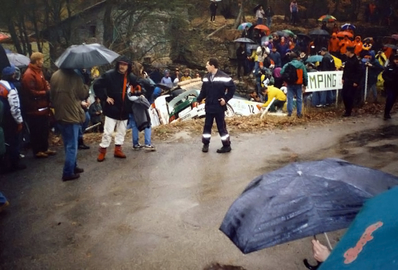 José Maria Ponce - Gaspar Leon
65º Rallye Automobile de Monte-Carlo 1997. Toyota Celica GT-Four -ST205- (AL 551 SB). Abandonó por accidente en SS13 Sisteron - Thoard - 36.67 km.

El Ford Escort RS Cosworth (AB 179 EF) era de César Baroni - Dominique Savignoni, abandonó por accidente en el mismo sitio que Ponce, como se puede ver en la foto.

Del 18 al 22 de Enero, Monte-Carlo.
Superficie: asfalto - nieve.

El Rally tenia un total de 1704.90 km de los que 398.31 km divididos en 18 tramos, eran especiales.

Tomaron la salida 23 equiposs, finalizaron 17.
@
Palabras clave: Toyota;Celica;GT-Four;ST205;Montecarlo;1997;crash;Ford;Escort;RS;Cosworth