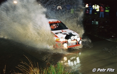 Richard Burns - Robert Reid
54º Network Q Rally de Gran Bretaña 1998. Mitsubishi Lancer Evo 5 (R66 MRE). Clasificado 1º.

Del 22 al 24 de Noviembre, Cheltenham, Inglaterra.
Superficie: tierra - asfalto.

El Rally tenia un total de 1175.90 km de los que 383.85 km divididos en 28 tramos eran especiales.

Tomaron la salida 168 equipos, finalizaron 82.

© Petr Fitz
@@
Palabras clave: Richard_Burns;Mitsubishi;Lancer;Gran_Bretaña;1998;Inglaterra