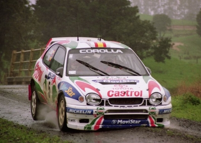 Carlos Sainz Cenamor - Luís Rodríguez Moya
28º Rally New Zealand 1998. Toyota Corolla WRC. Clasificado 1º.

Del 24 al 27 Julio, Manukau, Brookby.
Superficie: tierra.

El Rally tenia un total de 1466.12 km de los que 388.39 km divididos en 25 tramos, eran especiales, (2 de ellas fueron especiales SS10 Brooks 1 de 16.15 Km y SS11 Paparoa Station 1 de 11.66 Km).

Se inscribieron 81 equipos, tomaron la salida 79, finalizaron 49.@
Palabras clave: ;Toyota;Corolla;WRC;Nueva_Zelanda;1998
