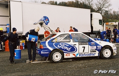 Asistencia del Equipo Ford Motor Co. Ltd. en el  54º Network Q Rally de Gran Bretaña 1998
En el Ford Escort WRC (R6 FMC) de Juha Kankkunen - Juha Repo, clasificado 2º.

Del 22 al 24 de Noviembre, Cheltenham, Inglaterra.
Superficie: tierra - asfalto.

El Rally tenia un total de 1175.90 km de los que 383.85 km divididos en 28 tramos eran especiales.

Tomaron la salida 168 equipos, finalizaron 82.

© Petr Fitz
@@
Palabras clave: ;Ford;Escort;WRC;Gran_Bretaña;1998;Inglaterra;Asistencias