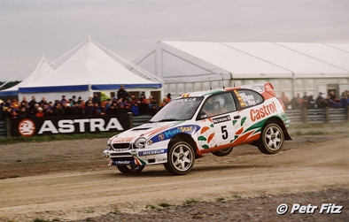Carlos Sainz Cenamor - Luís Rodríguez Moya
54º Network Q Rally de Gran Bretaña 1998. Toyota Corolla WRC (K-AM 8020). Abandonó por motor en SS28 Margam de 27.09 Km.

Última prueba del Campeonato
Se le rompió el motor 500 metros antes de acabar el último tramo del rally, perdiendo así el que podría haber sido su tercer Campeonato del Mundo de Rallyes.
El Campeón pasó a serlo Tommi Makinen, que ya había abandonado la prueba anteriormente por daños de accidente en SS7 Silverstone Super Special de 1.96 km.
Tommi se enteró que era Campeón del Mundo de Rallyes cuando estaba en el aeropuerto a punto de cojer un vuelo.

Pasaron a la historia las palabras de Luis Moya: 
TRATA DE ARRANCARLO CARLOS !! TRATA DE ARRANCARLO POR DIOS !!!

Del 22 al 24 de Noviembre, Cheltenham, Inglaterra.
Superficie: tierra - asfalto.

El Rally tenia un total de 1175.90 km de los que 383.85 km divididos en 28 tramos eran especiales.

Tomaron la salida 168 equipos, finalizaron 82.

© Petr Fitz

@@
Palabras clave: ;Toyota;Corolla;WRC;Gran_Bretaña;1998