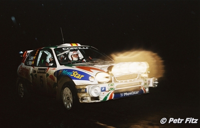 Carlos Sainz Cenamor - Luís Rodríguez Moya
54º Network Q Rally de Gran Bretaña 1998. Toyota Corolla WRC (K-AM 8020). Abandonó por motor en SS28 Margam de 27.09 Km.

Última prueba del Campeonato
Se le rompió el motor 500 metros antes de acabar el último tramo del rally, perdiendo así el que podría haber sido su tercer Campeonato del Mundo de Rallyes.
El Campeón pasó a serlo Tommi Makinen, que ya había abandonado la prueba anteriormente por daños de accidente en SS7 Silverstone Super Special de 1.96 km.
Tommi se enteró que era Campeón del Mundo de Rallyes cuando estaba en el aeropuerto a punto de cojer un vuelo.

Pasaron a la historia las palabras de Luis Moya: 
TRATA DE ARRANCARLO CARLOS !! TRATA DE ARRANCARLO POR DIOS !!!

Del 22 al 24 de Noviembre, Cheltenham, Inglaterra.
Superficie: tierra - asfalto.

El Rally tenia un total de 1175.90 km de los que 383.85 km divididos en 28 tramos eran especiales.

Tomaron la salida 168 equipos, finalizaron 82.

© Petr Fitz

@@
Palabras clave: ;Toyota;Corolla;WRC;Gran_Bretaña;1998