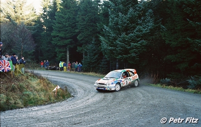 Carlos Sainz Cenamor - Luís Rodríguez Moya
54º Network Q Rally de Gran Bretaña 1998. Toyota Corolla WRC (K-AM 8020). Abandonó por motor en SS28 Margam de 27.09 Km.

Última prueba del Campeonato
Se le rompió el motor 500 metros antes de acabar el último tramo del rally, perdiendo así el que podría haber sido su tercer Campeonato del Mundo de Rallyes.
El Campeón pasó a serlo Tommi Makinen, que ya había abandonado la prueba anteriormente por daños de accidente en SS7 Silverstone Super Special de 1.96 km.
Tommi se enteró que era Campeón del Mundo de Rallyes cuando estaba en el aeropuerto a punto de cojer un vuelo.

Pasaron a la historia las palabras de Luis Moya: 
TRATA DE ARRANCARLO CARLOS !! TRATA DE ARRANCARLO POR DIOS !!!

Del 22 al 24 de Noviembre, Cheltenham, Inglaterra.
Superficie: tierra - asfalto.

El Rally tenia un total de 1175.90 km de los que 383.85 km divididos en 28 tramos eran especiales.

Tomaron la salida 168 equipos, finalizaron 82.

© Petr Fitz
@@
Palabras clave: ;Toyota;Corolla;WRC;Gran_Bretaña;1998