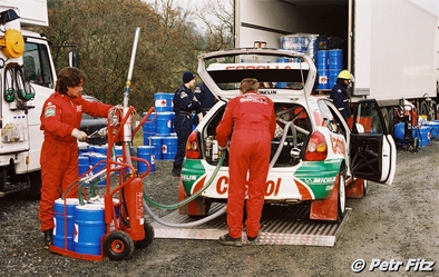Asistencia del Equipo Toyota Castrol Team en el 54º Network Q Rally de Gran Bretaña 1998
En el Toyota Corolla WRC (K-AM 8020). Abandonó por motor en SS28 Margam de 27.09 Km.

Última prueba del Campeonato
Se le rompió el motor 500 metros antes de acabar el último tramo del rally, perdiendo así el que podría haber sido su tercer Campeonato del Mundo de Rallyes.
El Campeón pasó a serlo Tommi Makinen, que ya había abandonado la prueba anteriormente por daños de accidente en SS7 Silverstone Super Special de 1.96 km.
Tommi se enteró que era Campeón del Mundo de Rallyes cuando estaba en el aeropuerto a punto de cojer un vuelo.

Pasaron a la historia las palabras de Luis Moya: 
TRATA DE ARRANCARLO CARLOS !! TRATA DE ARRANCARLO POR DIOS !!!

Del 22 al 24 de Noviembre, Cheltenham, Inglaterra.
Superficie: tierra - asfalto.

El Rally tenia un total de 1175.90 km de los que 383.85 km divididos en 28 tramos eran especiales.

Tomaron la salida 168 equipos, finalizaron 82.

© Petr Fitz
@@
Palabras clave: ;Toyota;Corolla;WRC;Gran_Bretaña;1998;Asistencias