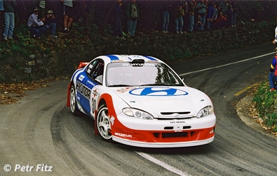 Kenneth Eriksson - Staffan Parmander
40º Rallye Sanremo - Rallye d'Italia 1998. Hyundai Coupé Kit Car Evo2 (H7 MSD). Abandonó por la suspensión del coche en SS13 Ponzone 1 de 22.68 km.

Del 12 al 14 Octubre, Sanremo, Imperia, Liguria, Italia.
Superficie: asfalto.

El Rally tenia un total de 1494.80 Km de los que 400.30 km divididos en 24 tramos eran especiales.

Se inscribieron 160 equipos, tomaron la salida 153, finalizaron 76.

© Petr Fitz
@@
Palabras clave: ;Hyundai;Coupe;Kit_Car;Sanremo;1998