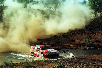 Tommi Mäkinen - Risto Mannisenmäki
47º 555 Safari Rally 1999. Mitsubishi Lancer Evo VI (S4 TMR).
Marlboro Mitsubishi Ralliart

Durante la segunda sección y durante el recorrido del TC12 Olooloitikosh - Kajiado 2 de 49.06 km, sufrió dos pinchazos en la parte trasera.

Se detuvieron para cambiar las ruedas ellos mismos, pero durante el cambio recibieron ayuda no solicitada de los espectadores lugareños.
Intentaron detener dicha ayuda de los lugareños, pero no tuvieron éxito.

Fueron descalificados.

Del 25 al 28 de Febrero, Nairobi.
Superficie: tierra.

El Rally tenia un total de 2650 km incluyendo 1014 km con 13 controles horarios.

Tomaron la salida 45 equipos, finalizaron 24.
@
Palabras clave: Mitsubishi;Lancer;Safari;1999